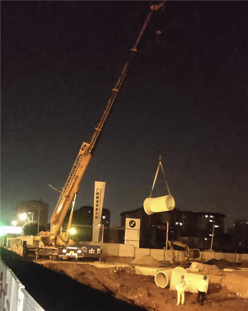 隆化县“弯臂矫正”—— 吊车的 “形变补偿” 技术