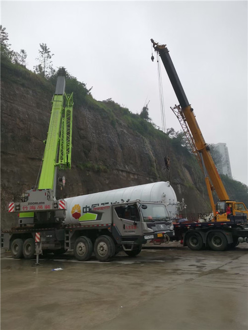 隆化县“不怕风雨冻”—— 吊车的 “恶劣环境适应” 技术